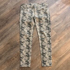 CAbi‎ Women’s Size 4 Cream and Gray Snakeskin Skinny Jeans